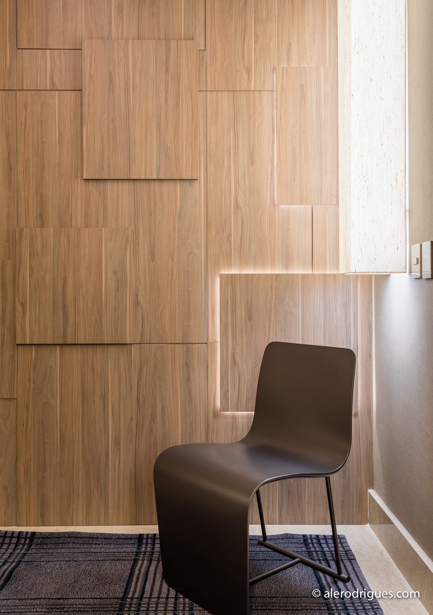 Painel ripado com iluminação embutida como referência de material - projeto IN.TETTO