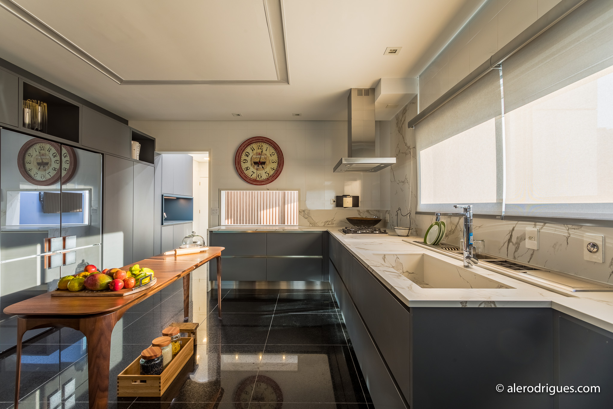 Cozinha contemporânea com iluminação planejada e bancada de mármore - projeto IN.TETTO