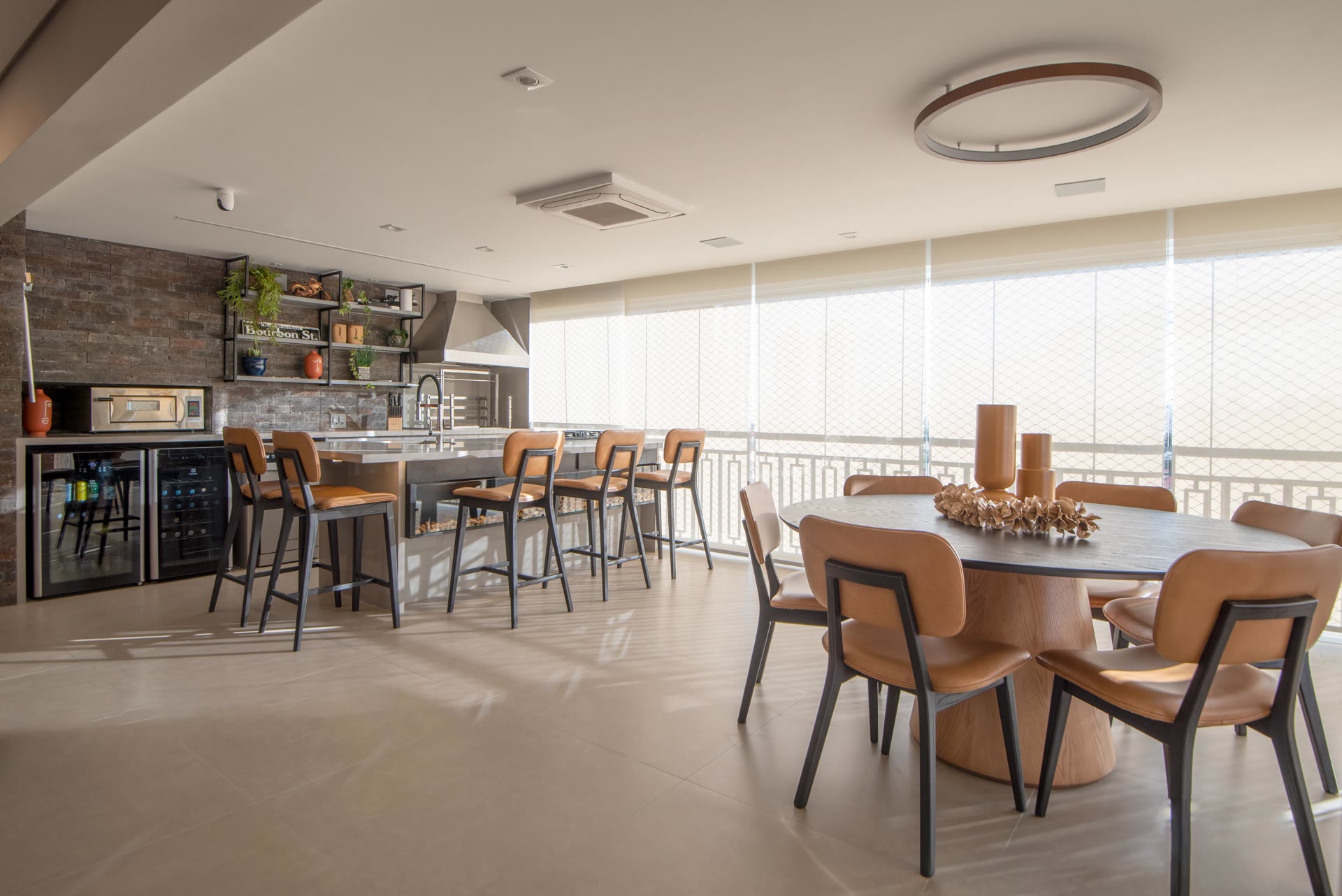 Varanda gourmet integrada à sala de jantar em apartamento concluído pela Intetto
